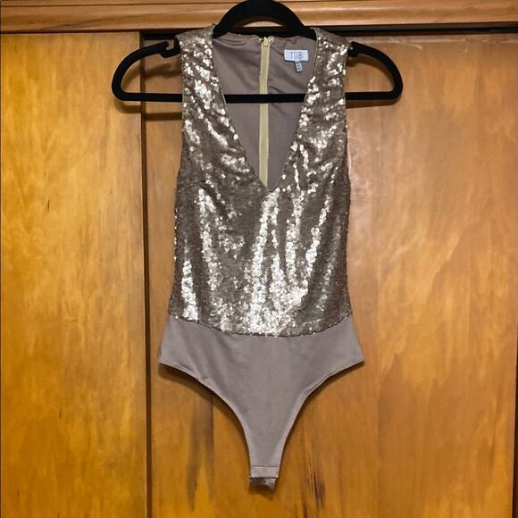 TOBI Champagne Gold Sequin Bodysuit One Piece Zip Back Deep V Neck Sleeveless - Picture 1 of 7
